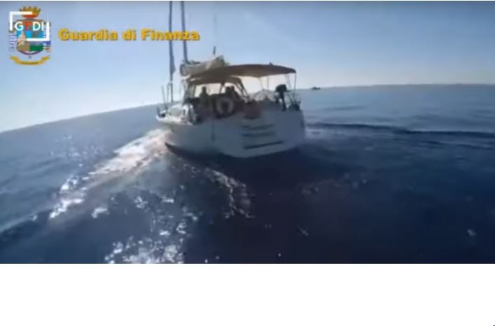 Самолет на италианската финансова гвардия е засякъл яхта, плаваща под